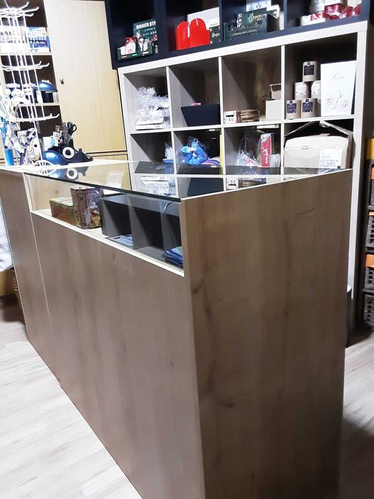 Vendo Balcão de Atendimento com Montra em Vidro e Bloco para PC