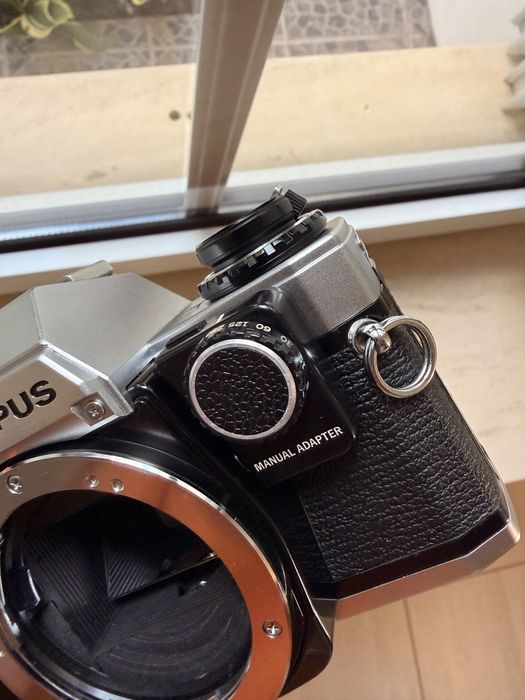 Olympus OM 10 c/ Zuiko 50mm f1.8 c/ adaptador shutter - câmara analógica