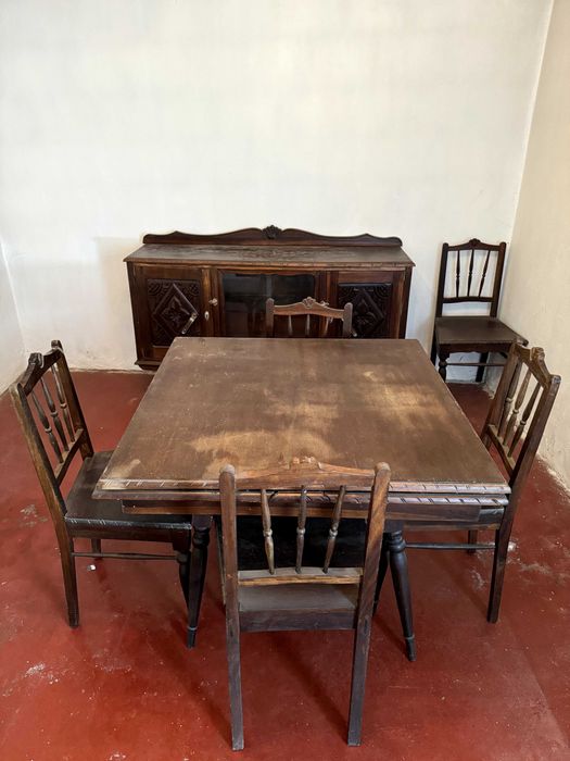 Mobília antiga de sala de jantar
