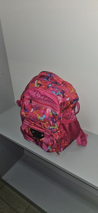 Шкільний рюкзак для дівчинки