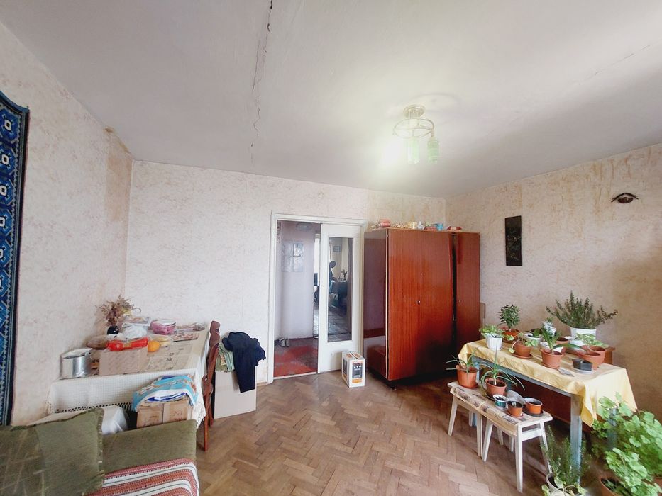 Продаж чотирьохкімнатної квартири.