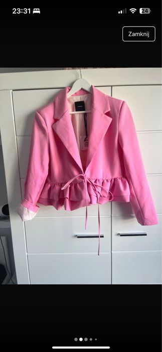 Różowa krótka marynarka z falbanką lumina