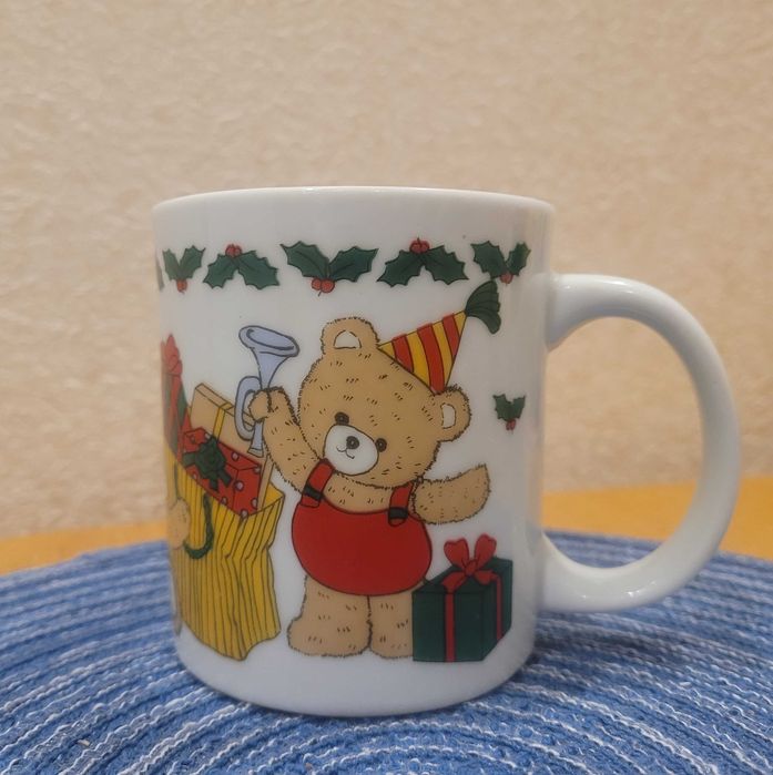 Продам керамическую чашку для чая с новогодним рисунком