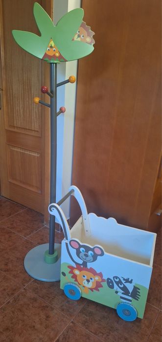 Conjunto de cabide e carro andarilho