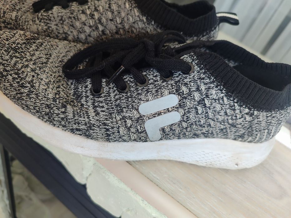 кросівки skechers та fila