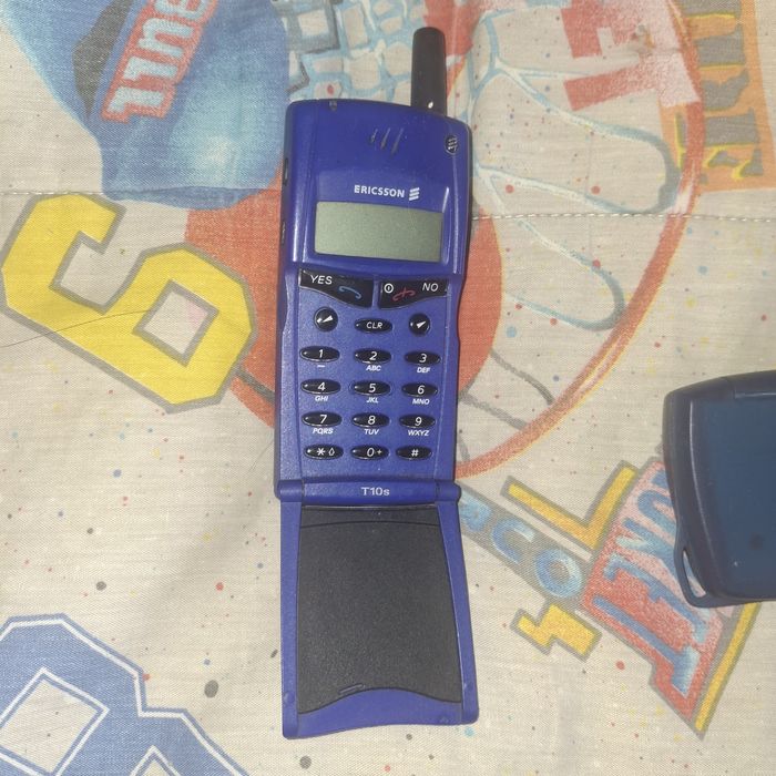 Vendo troco Ericsson carregador e teclado externo com livro original