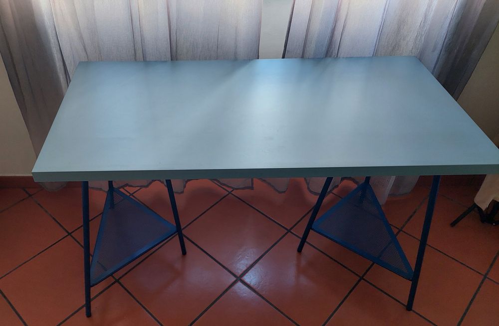 Secretária mais cadeira de escritório