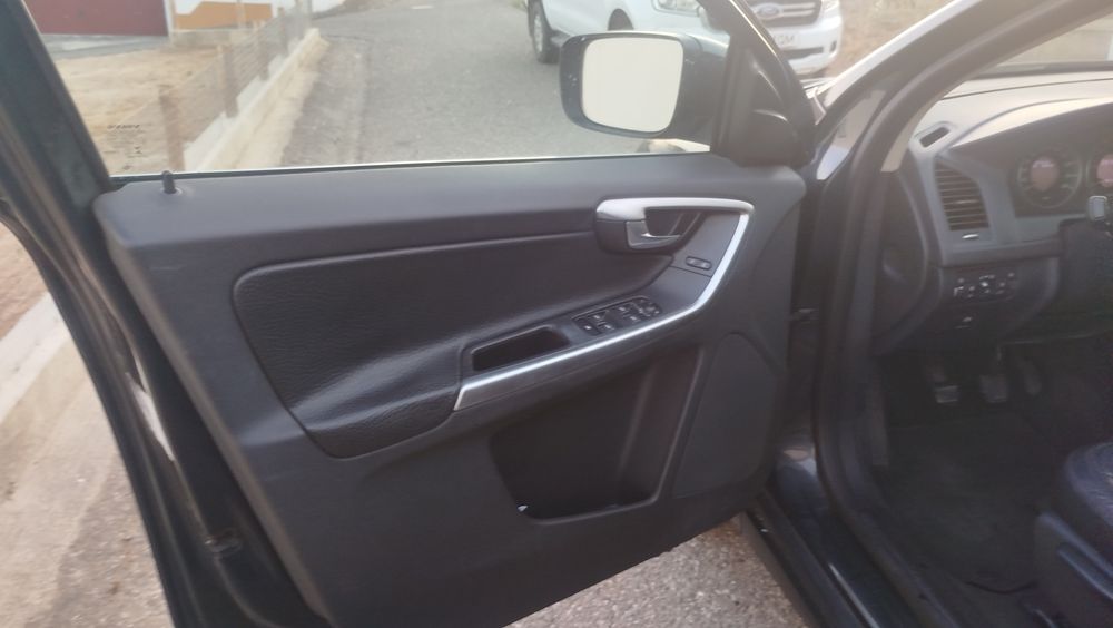 Vendo Volvo X60 está completamente novo