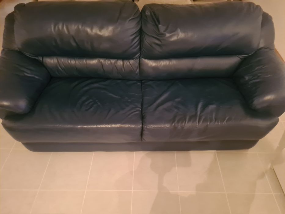 3 sofás em pele azuis escuro