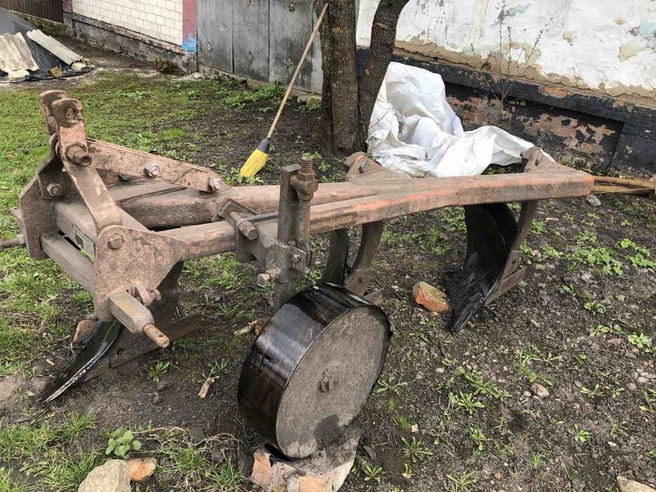 Продам плуг Полігон на високій стійці.