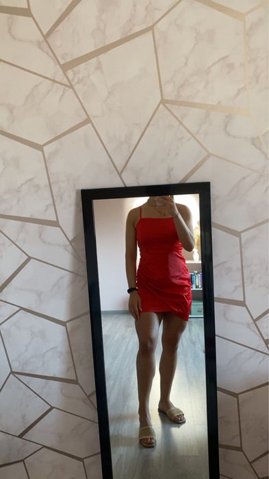 Elegancka, czerwona sukienka