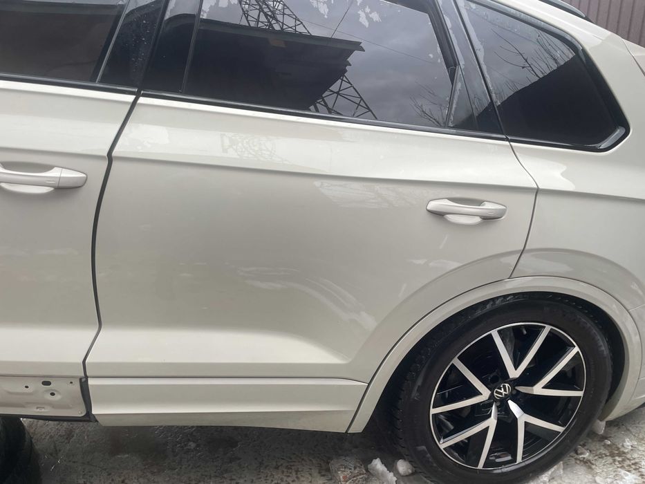 Двері задні ліві 760833051B VW Touareg III 2018-2022 L1X