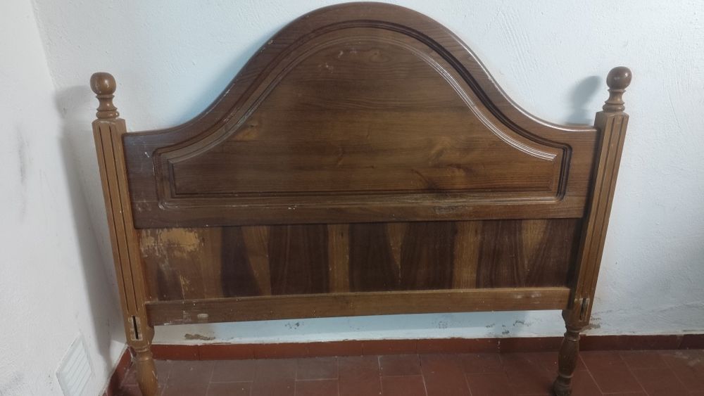 Cama de casal em madeira com estrado.