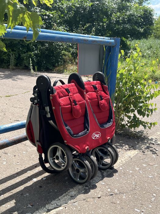 Дуже зручна коляска для двійні Baby Jogger City Mini.