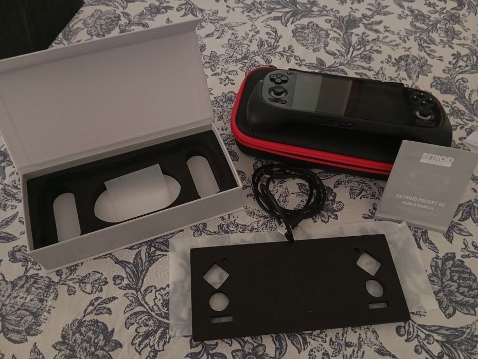 Retroid Pocket G2 – Console Portátil AMOLED (Configurado + Acessórios)