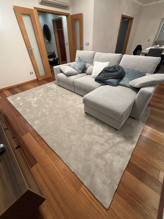 Tapete cinzento aveludado