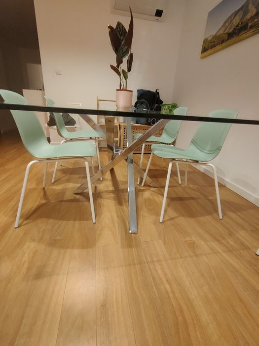 Mesa de jantar em vidro temperado + 4 cadeiras | Até 8 lugares | 275€