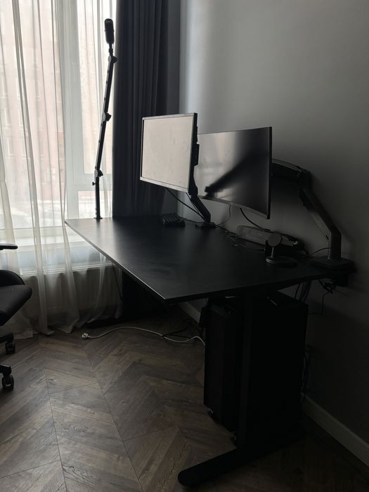 Стіл компʼютерний чорний Jysk