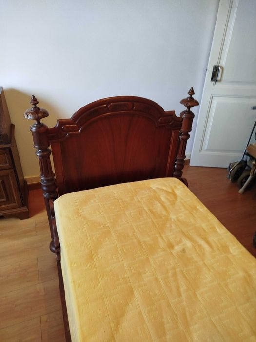 Cama de solteiro com colchão ortopedico e mesa de cabeceira secilo XIX