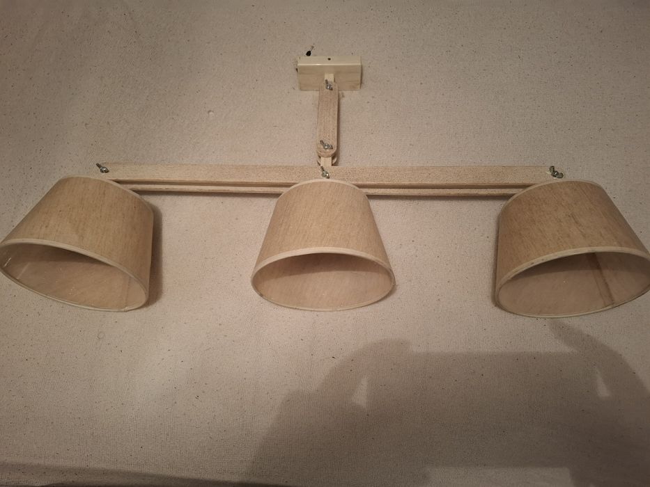 Żyrandol wiszący sufitowy na trzy lampy.