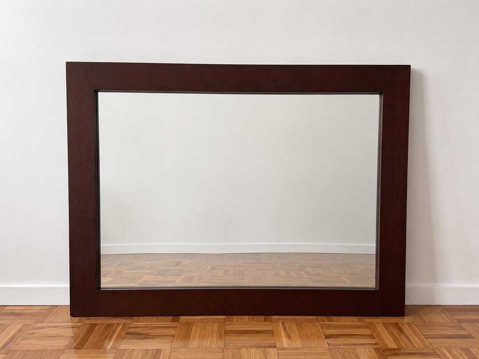 Espelho grande com moldura em madeira escura – 110 x 80 cm