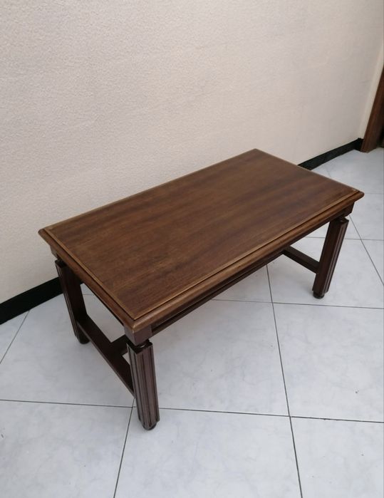Mesa de centro madeira maciça com tampo de vidro