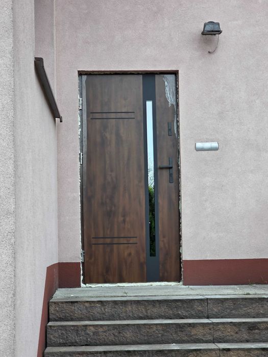 Drzwi zewnętrzne do domu mieszkania budynku z montażem