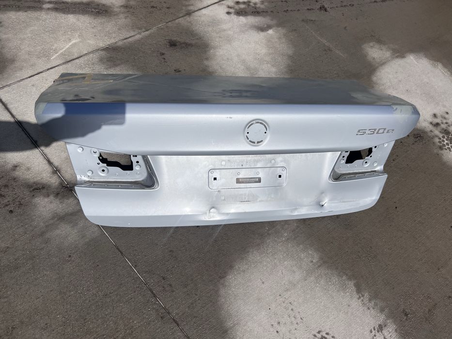Кришка багажника BMW G30 під ремонт
