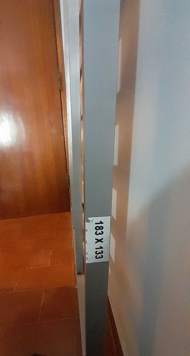 Cama de madeira maciça mais estrado