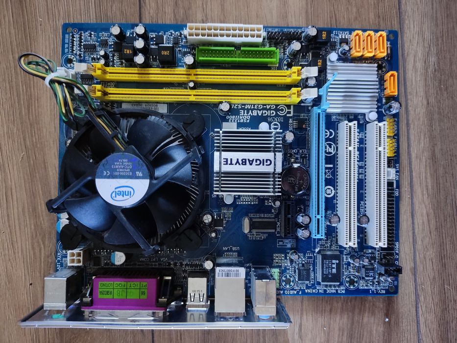 2 Motherboards e dois cpus socket LGA 775