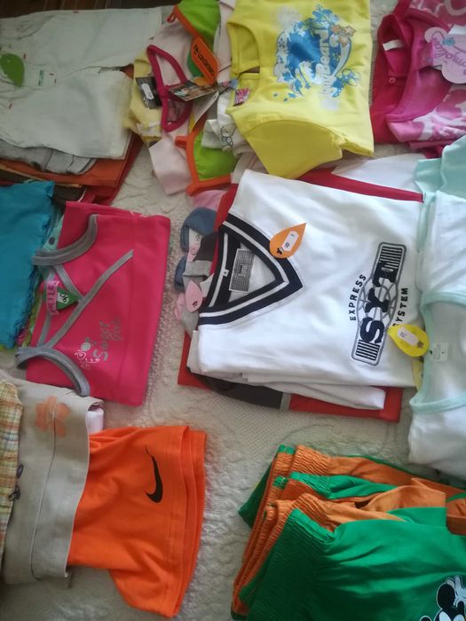 400 peças de Roupa várias para crianças.