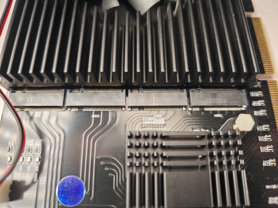 Adaptador PCIe para 4x SSD M.2 NVMe – Novo