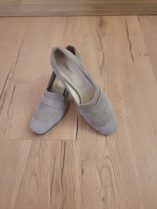 Półbuty w kolorze szarym