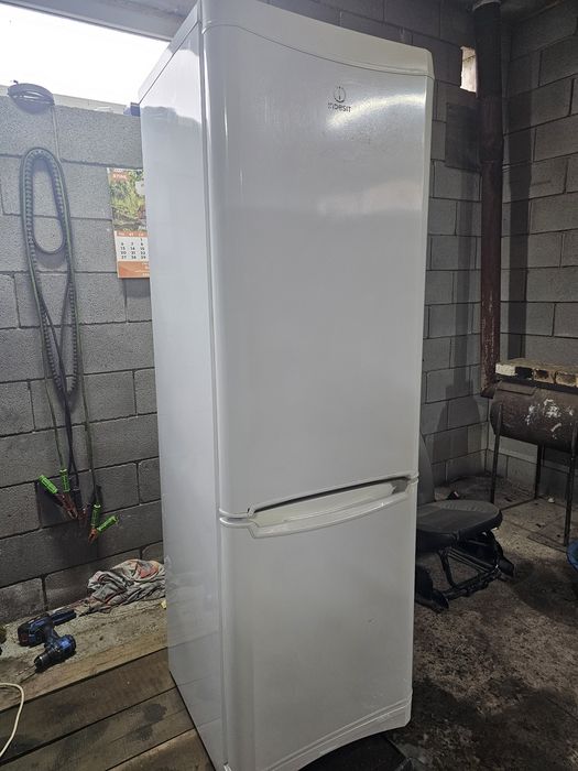Холодильник Indesit стан 9/10