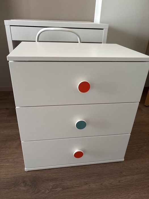 Mesa de cabeceira / comoda criança IKEA