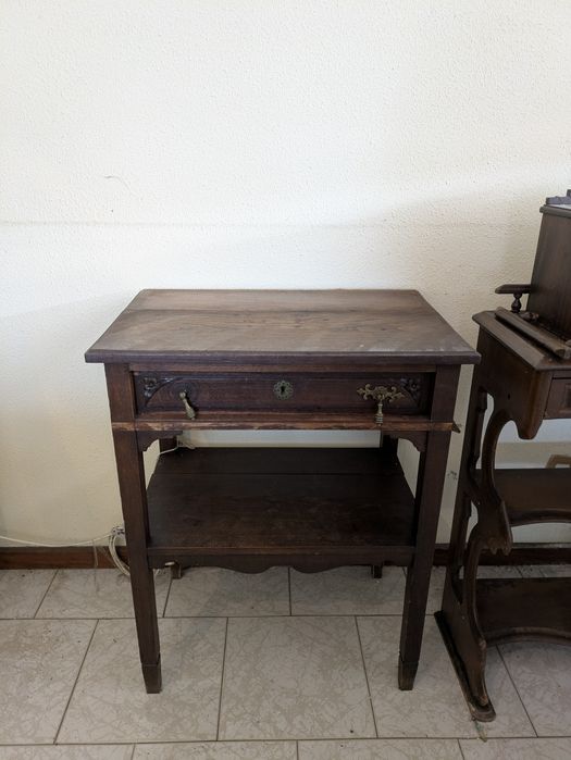 Mesa de madeira com prateleira