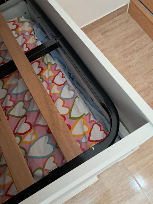 Cama dupla de criança com gavetas e prateleiras