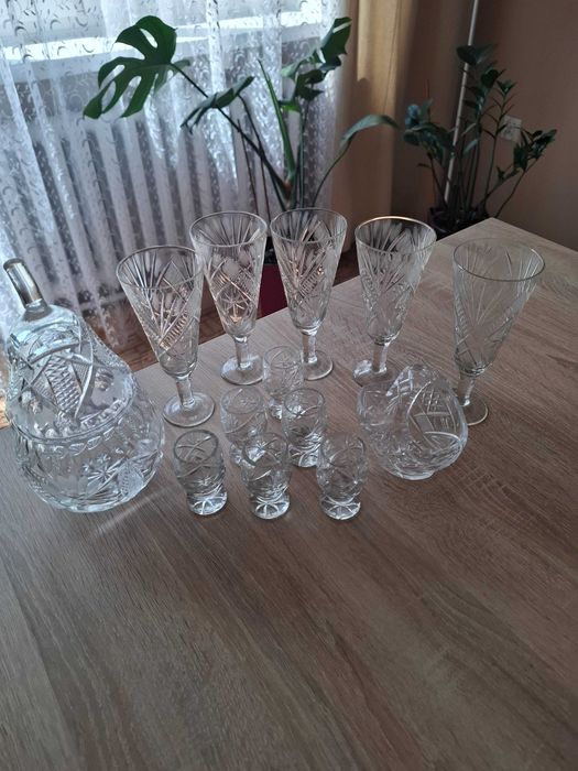 Zestaw krysztalowy kieliszki, karafka cukiernice