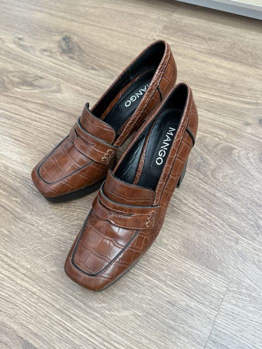 Buty mokasyny Loafersy brązowe na obcasie Mango 38