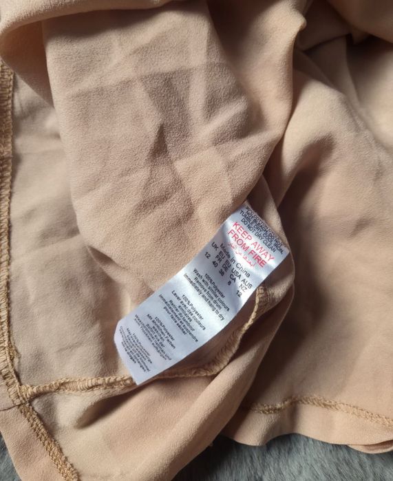 Sukienka beżowa marszczona mini bufki nude glamour