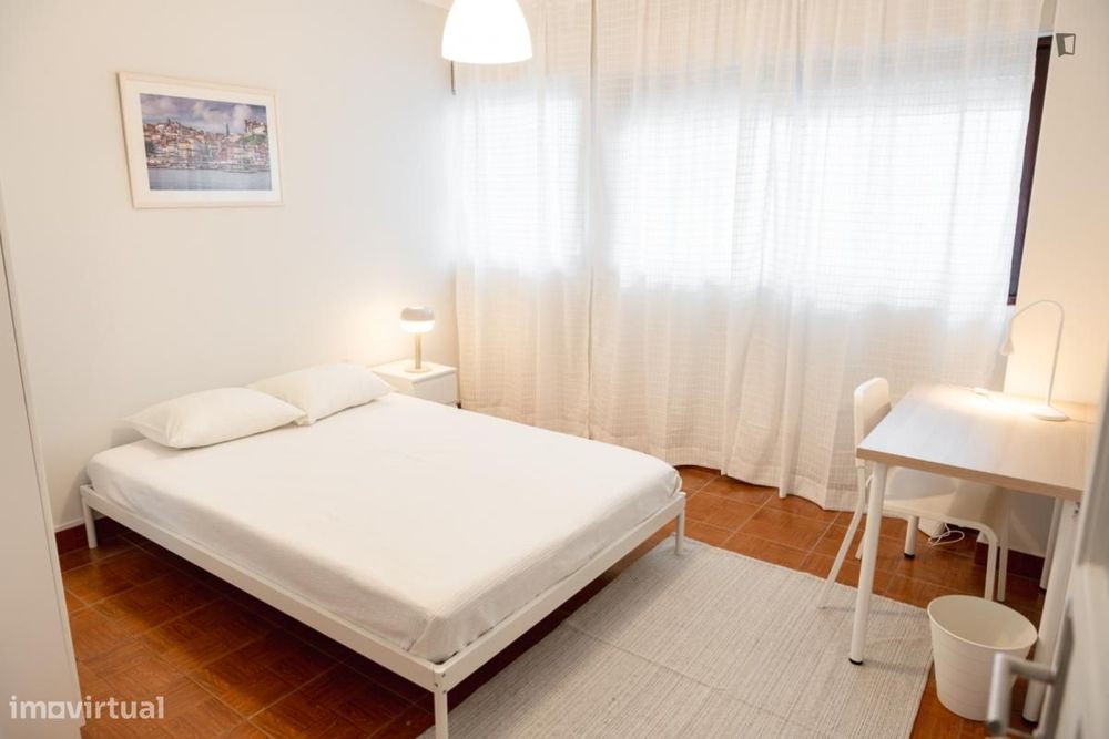 Quarto - localizado em Santa Marinha Porto