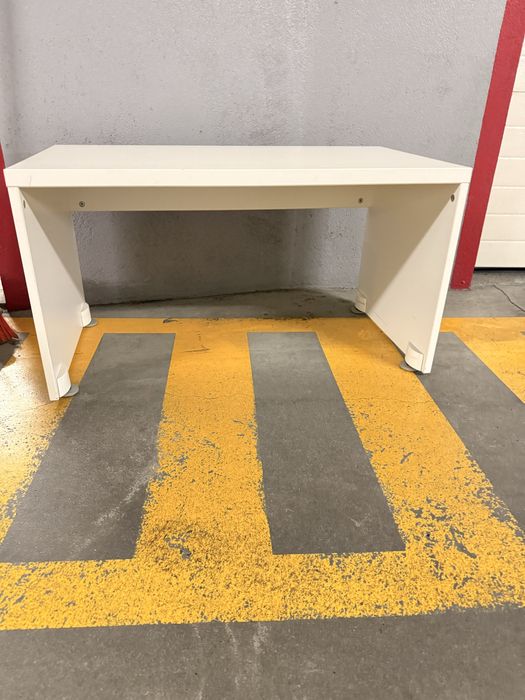 Duas bancadas (2) para quarto de crianca com 1 bau.