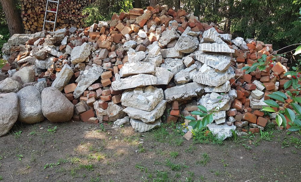 Oddam gruz: kawałki cegieł i pokruszony beton