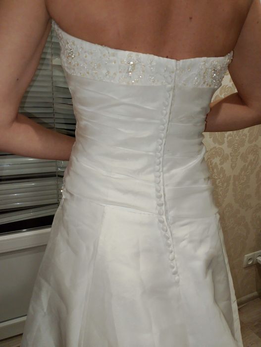 Весільна сукня зі шлейфом
