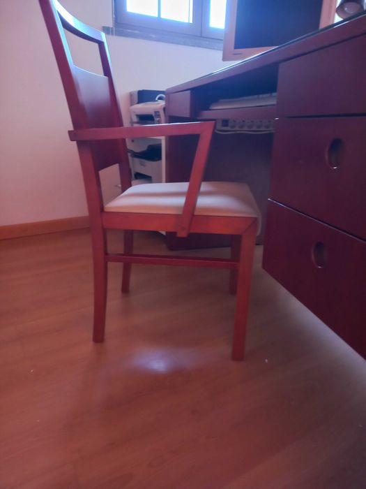 Secretaria executiva com cadeira