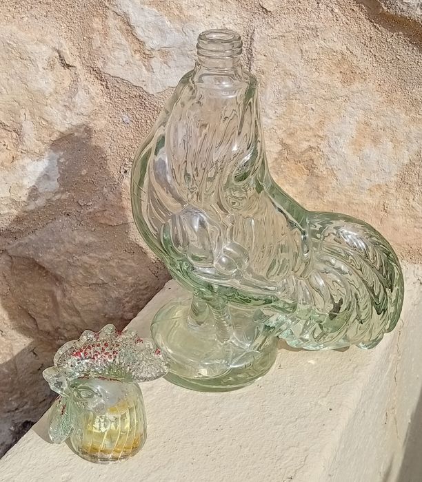 Garrafa de vidro em forma de um galo