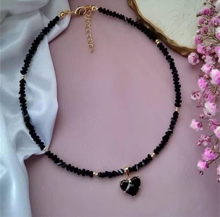 Кришталевий чокер з сяючим сердцем