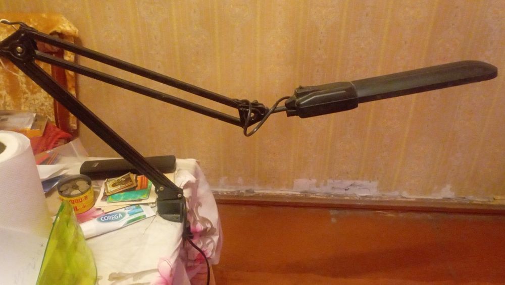 Настольная лампа с креплением к столу