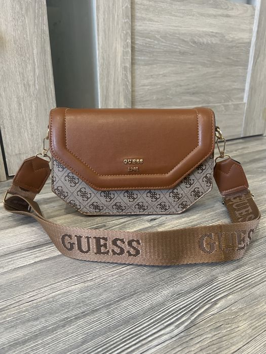 Коричневая сумка Guess