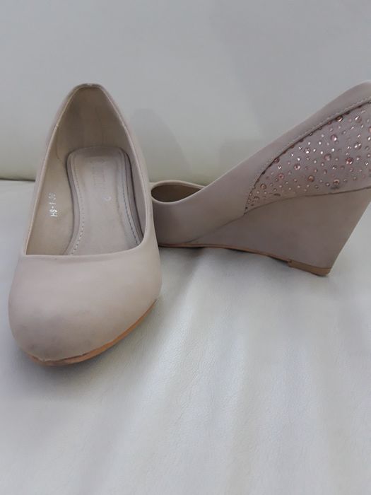 Buty z dwa razy na nogach ozdobione cyrkoniami